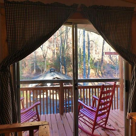 Oktoberfest Themed Cabin In Woods Stream #14 Helen Esterno foto