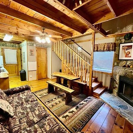 Oktoberfest Themed Cabin In Woods Stream #14 Helen Esterno foto
