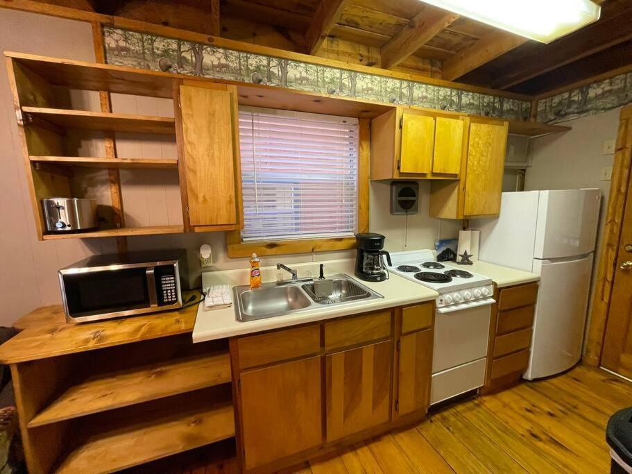 Oktoberfest Themed Cabin In Woods Stream #14 Helen Esterno foto