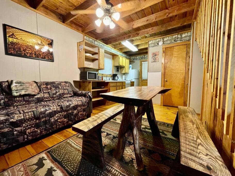Oktoberfest Themed Cabin In Woods Stream #14 Helen Esterno foto