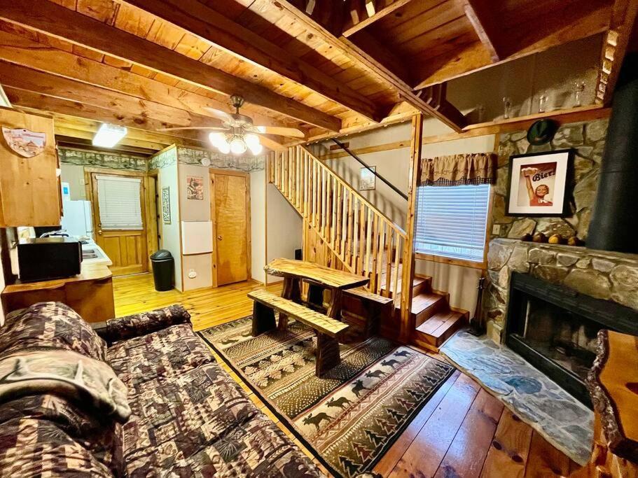 Oktoberfest Themed Cabin In Woods Stream #14 Helen Esterno foto